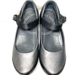 Worn Only 1x! Metallic Silver and Black Dansko Size 40/9.5 Mary Jane Flats